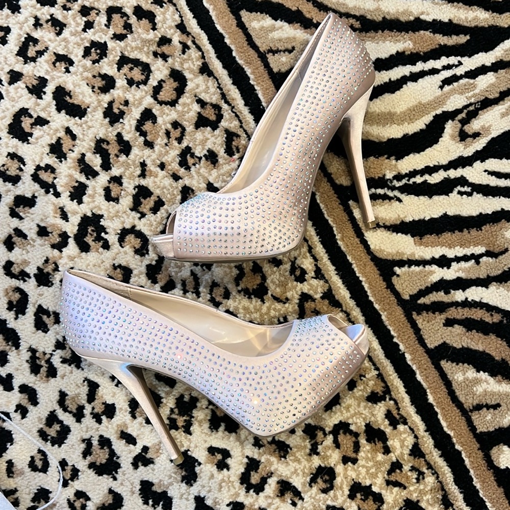 Jenifer Lopez high heel pumps